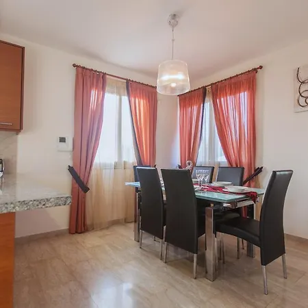 Saraliana Sandy - Heated Pool - Jacuzzi - Private Area