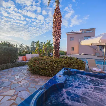 Saraliana Sandy - Heated Pool - Jacuzzi - Private Area